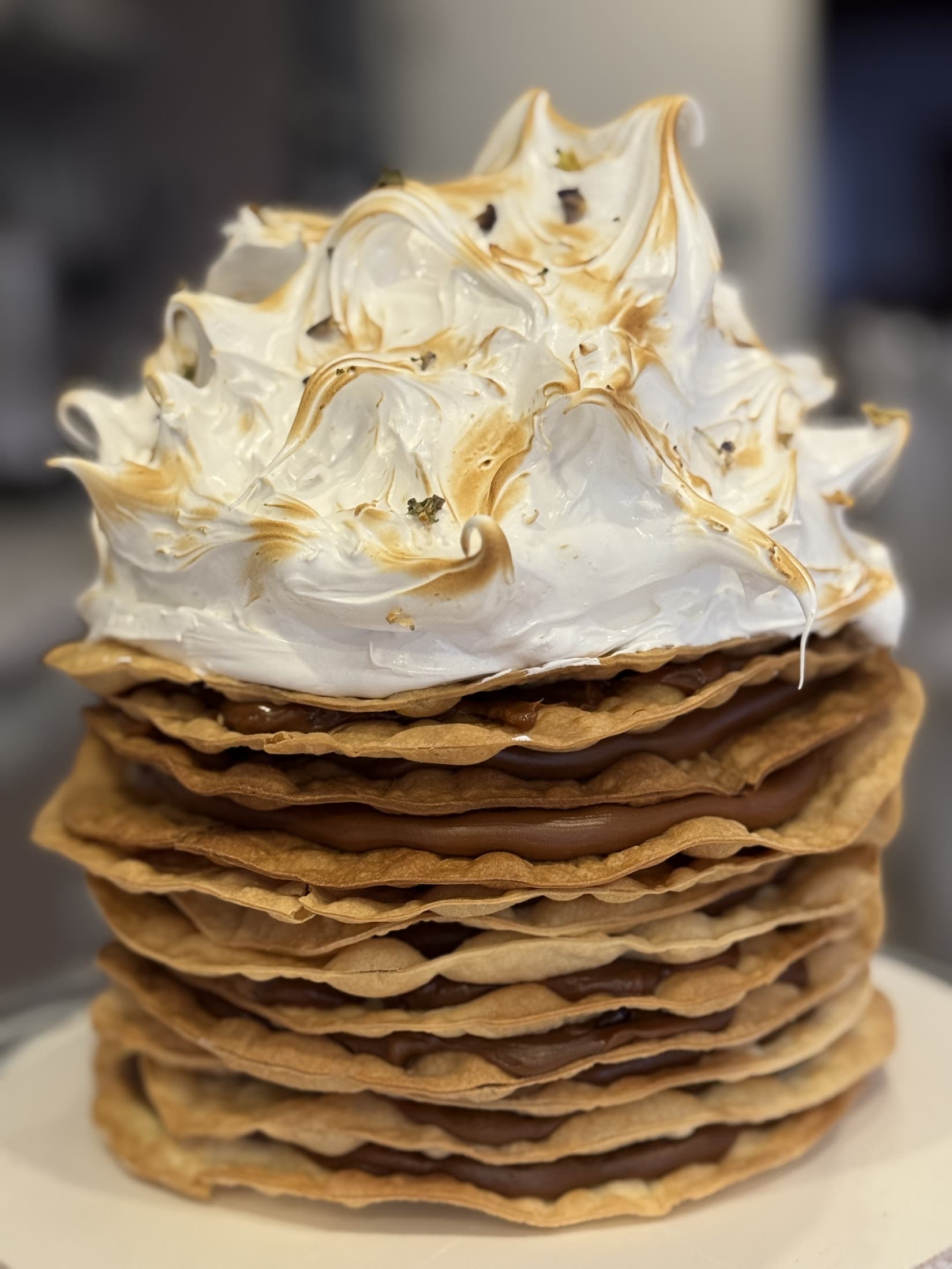 Torre de crepes coronada con un merengue quemado a soplete.
